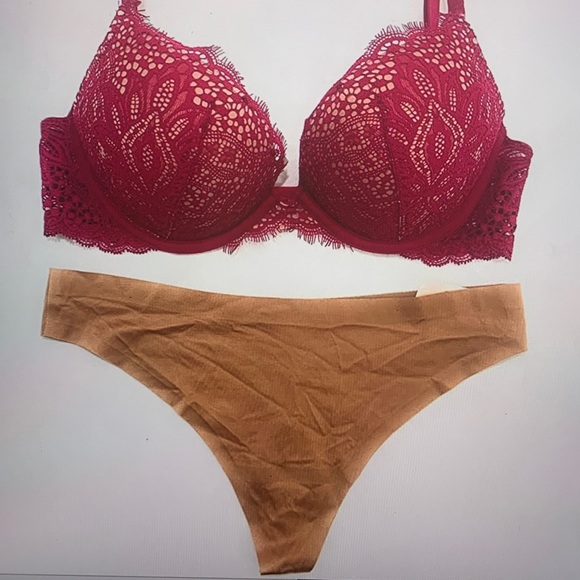 Victoria’s Secret 30C medium bra set new